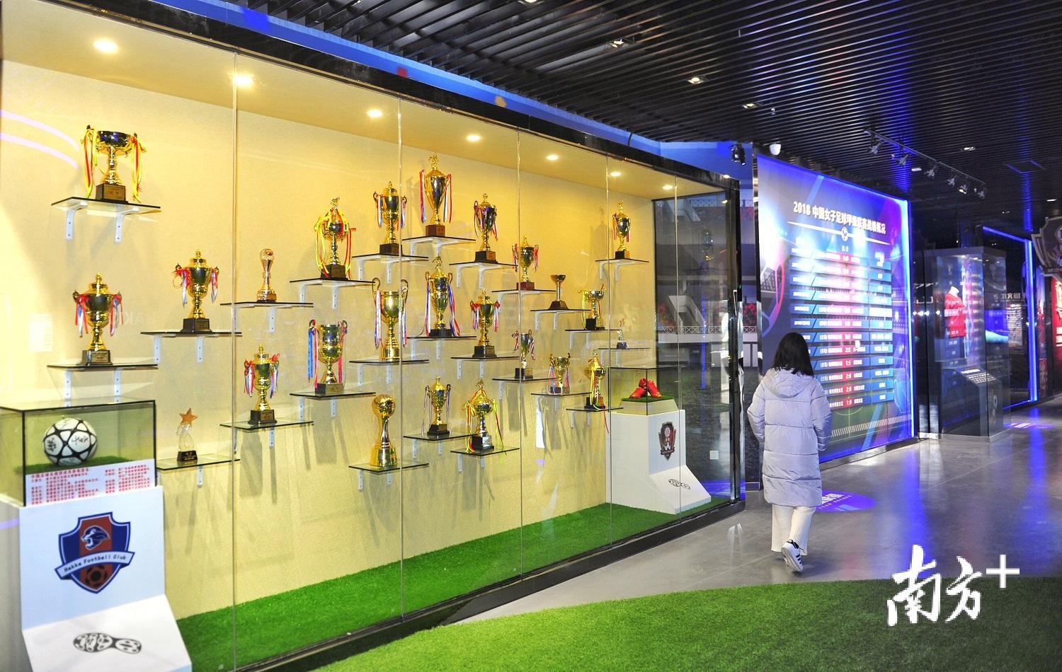 足球科技馆摆满奖杯.何森垚 摄