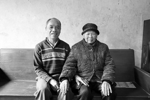 山村的最后守望者回访肇庆市德庆县一户村民领了五保补助后终于搬到镇