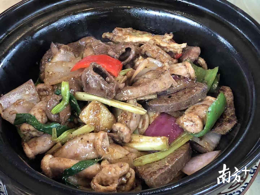 顺德厨师用粤菜的啫啫煲做法烹饪的凉山乌金猪猪杂。蒋晓敏 摄