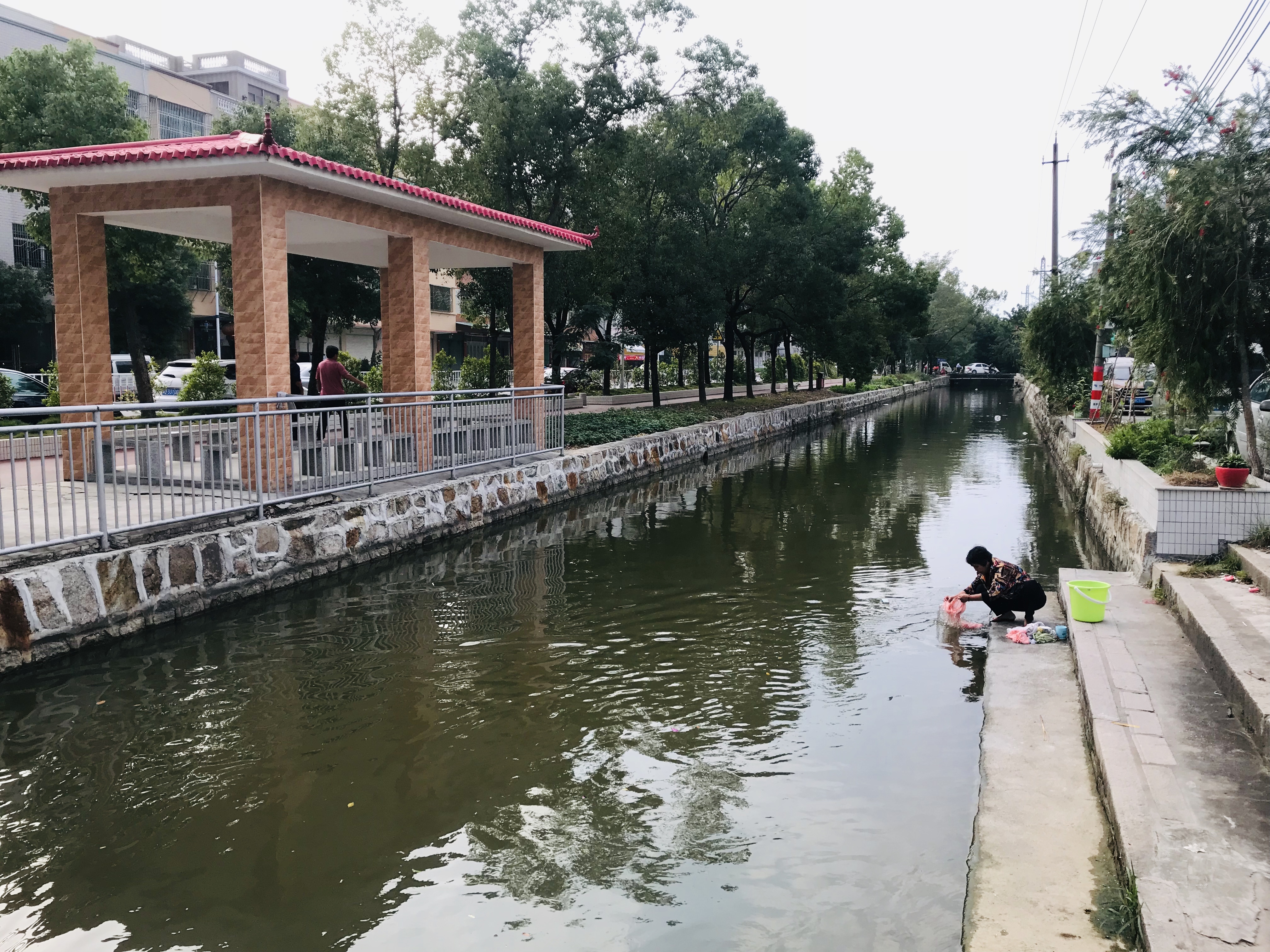 交相辉映的乡村图景:古港河蜿蜒穿过,水体水质清澈,滨河步道古朴素雅