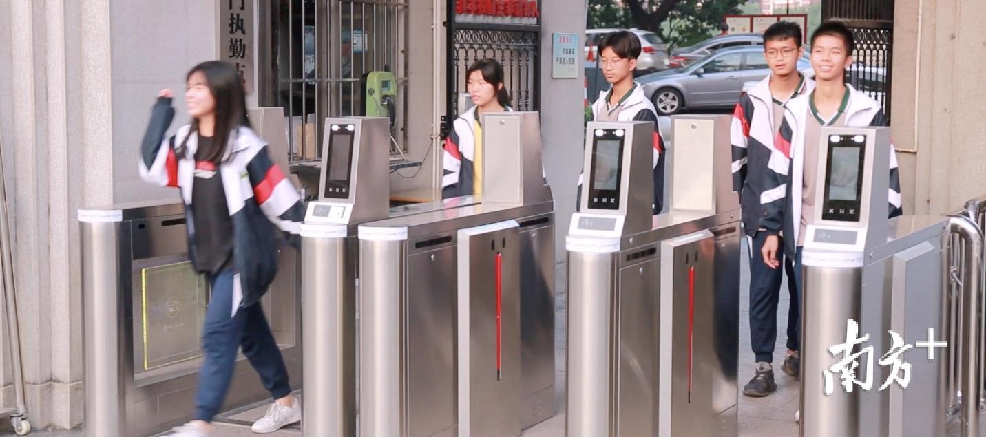 打造“智慧校园”,石门中学正式进入“刷脸”考勤模式。石门中学供图 打造“智慧校园”,石门中学正式进入“刷脸”考勤模式。石门中学供图