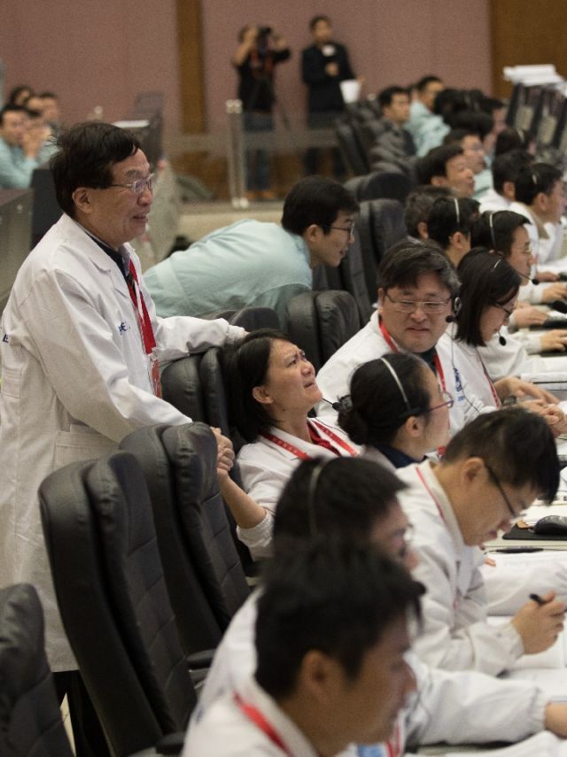 1月3日,在北京航天飛行控制中心,科研人員慶祝降落成功.