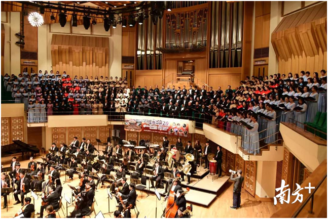 与香港青年爱乐乐团联袂演绎《黄河大合唱》