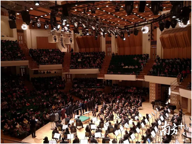 气势如虹的演出震撼了全场观众