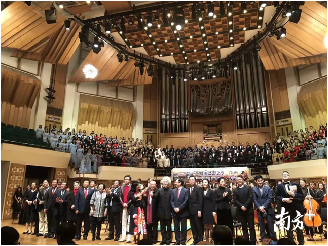 全体嘉宾、演员向观众致意