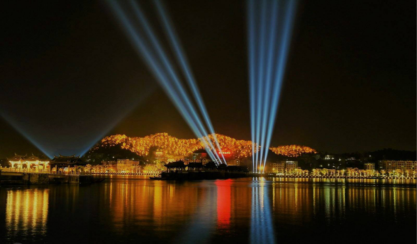 "凤城之光"灯光秀吸引诸多游客来潮潮州古城里如雨后春笋般涌现除了数