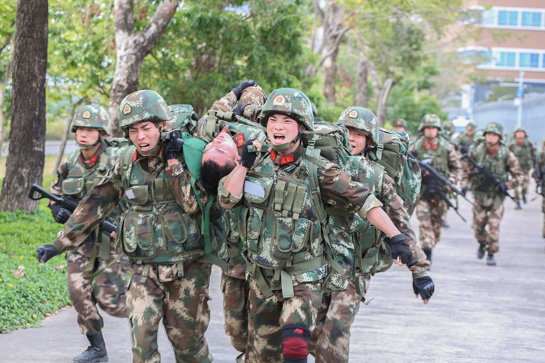 直击武警官兵冬季野营拉练