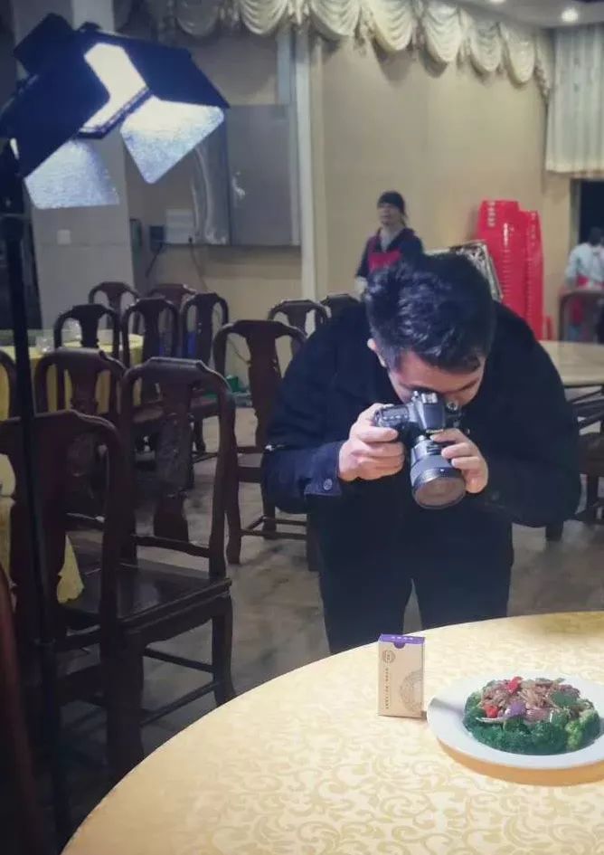 冯启文在拍摄宣传海报 冯启文在拍摄宣传海报