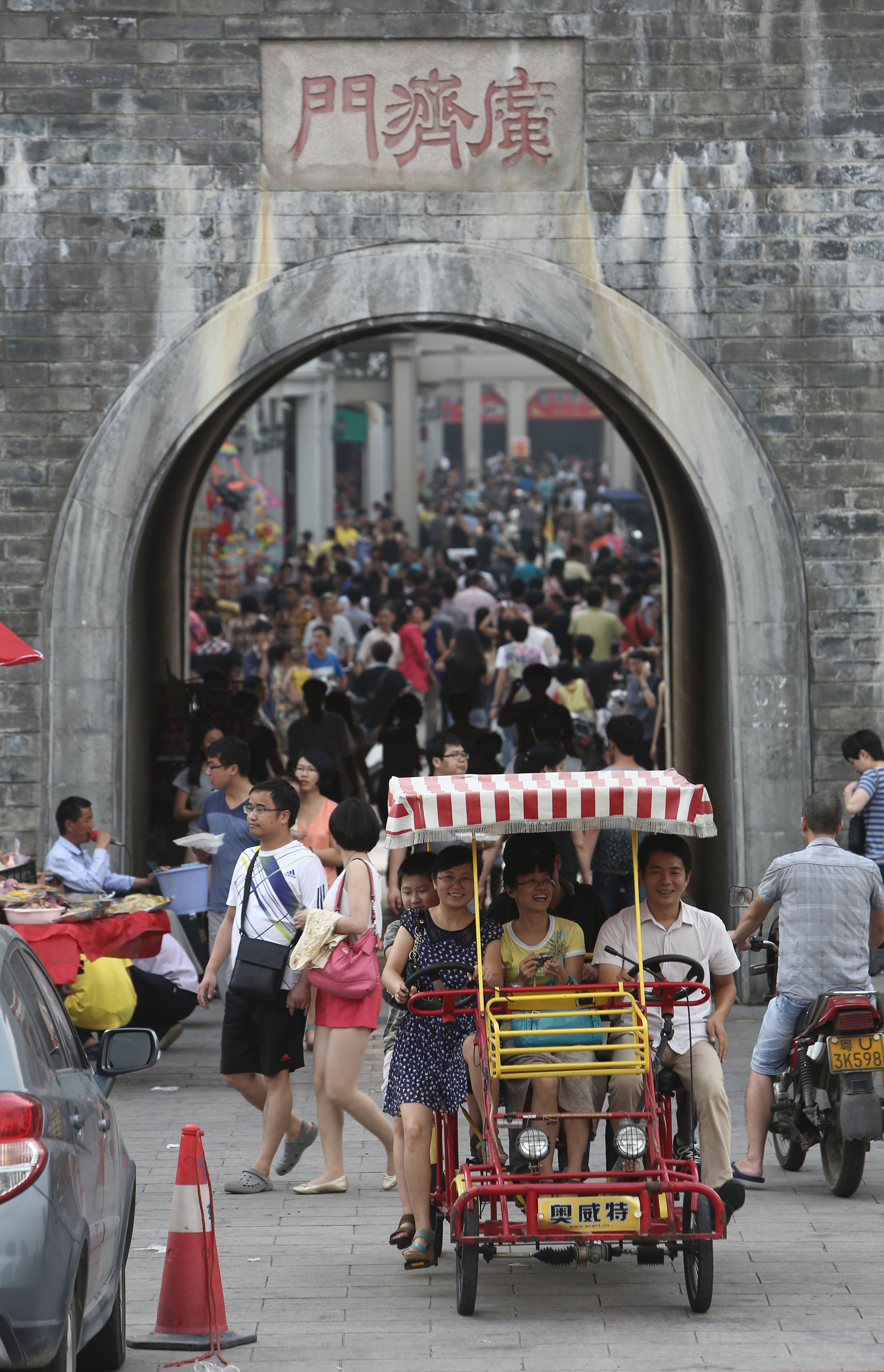 2013年国庆节,潮州广济门内游客满满 苏仕日摄 2013年国庆节,潮州广济门内游客满满 苏仕日摄