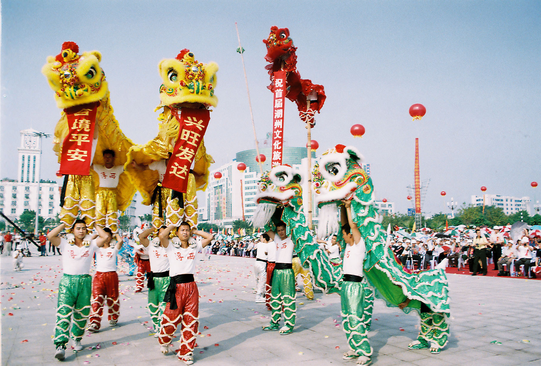 2004年首届潮州文化旅游节开幕式化装游行表演 卢宁锐 陈强 谷立辉摄 2004年首届潮州文化旅游节开幕式化装游行表演 卢宁锐 陈强 谷立辉摄
