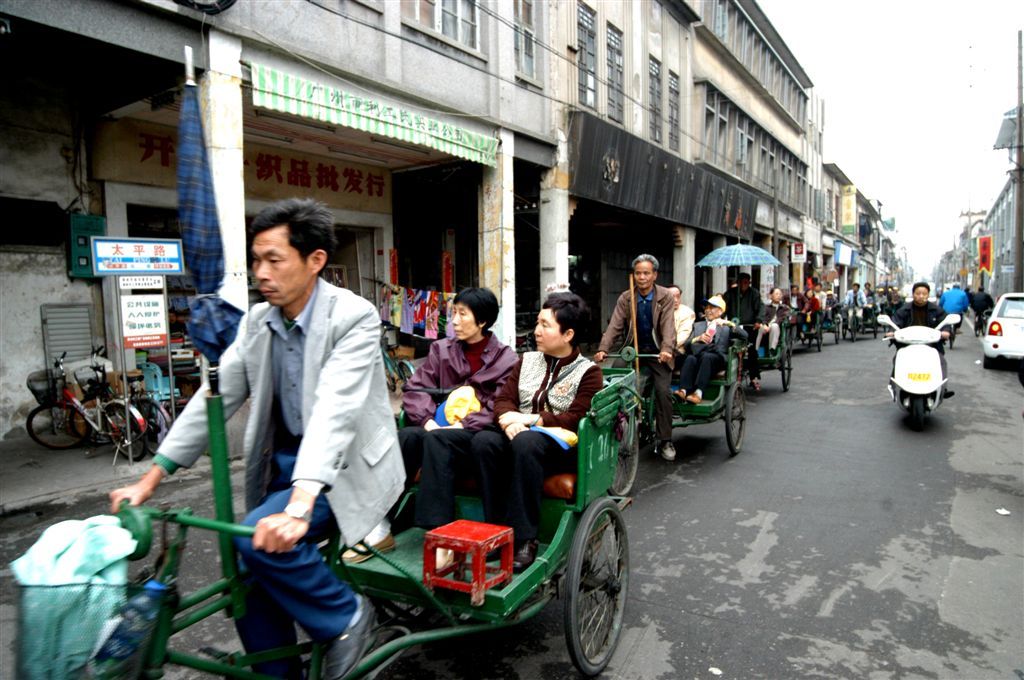 2004年游客乘坐三轮车游古城 张烈华摄 2004年游客乘坐三轮车游古城 张烈华摄