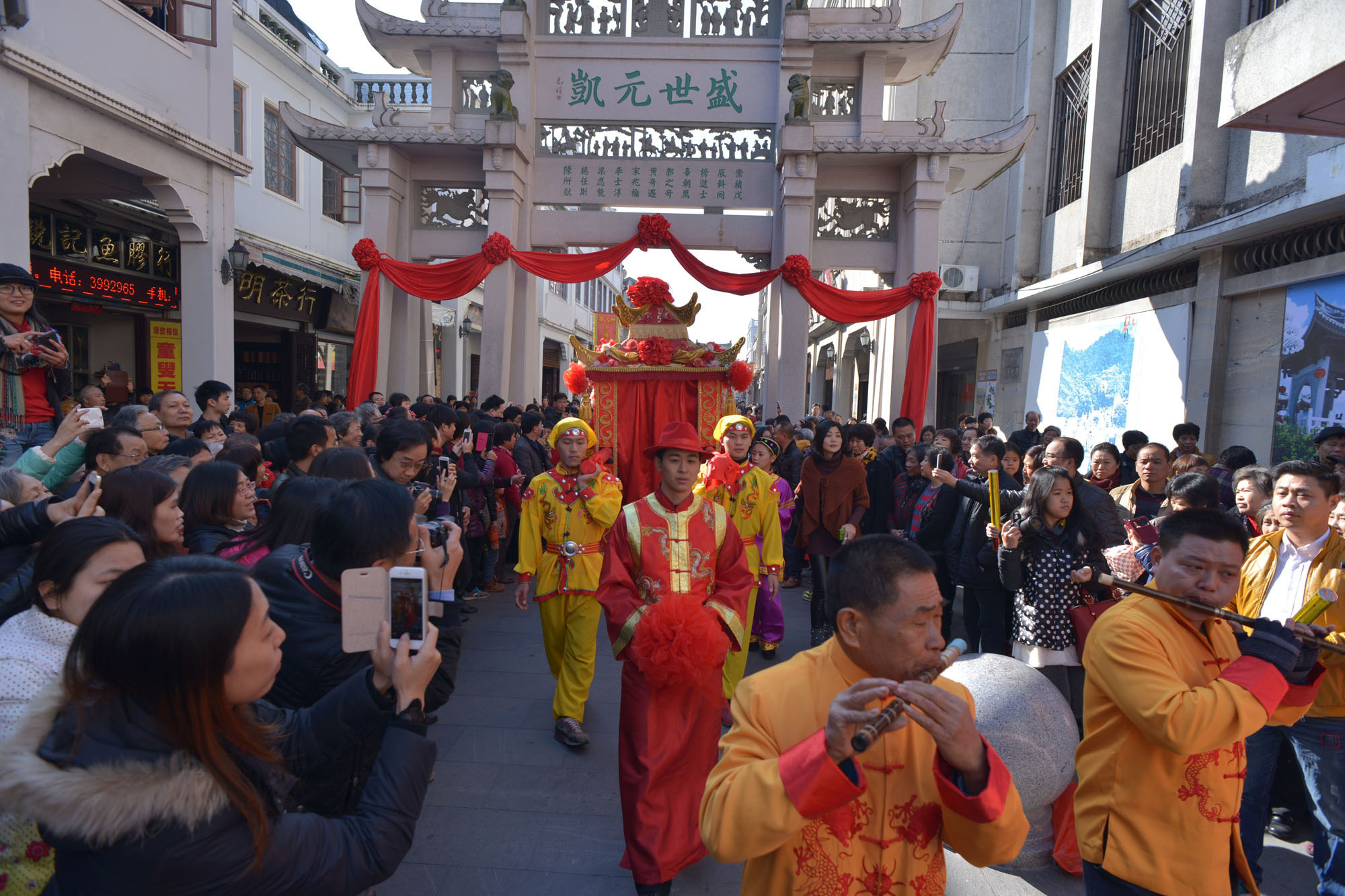 潮州牌坊街上的中式婚庆表演 苏仕日摄 潮州牌坊街上的中式婚庆表演 苏仕日摄
