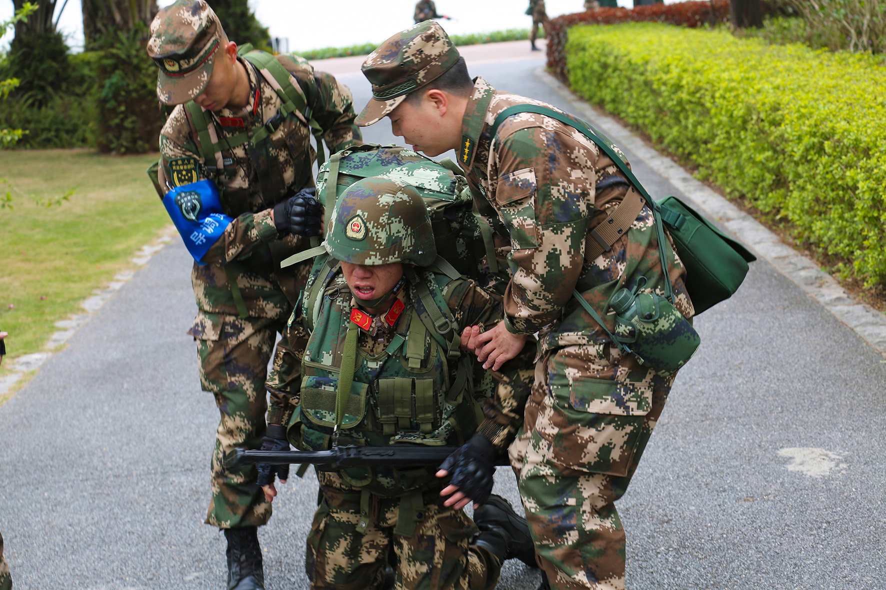 直击武警官兵冬季野营拉练