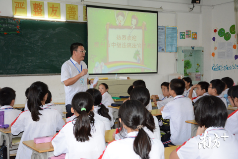 图为城西中学法官进课堂。