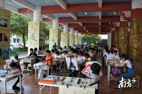 图为城西中学书画现场赛。