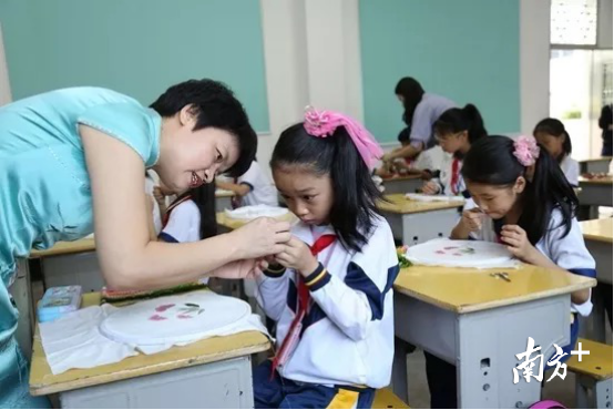 图为潮绣走进湘桥区振德街小学。