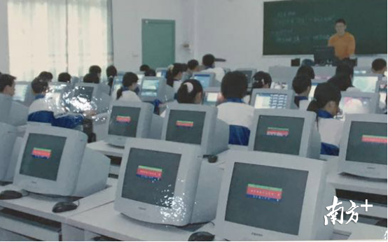 图为城西中学新世纪之初的电子阅读室。