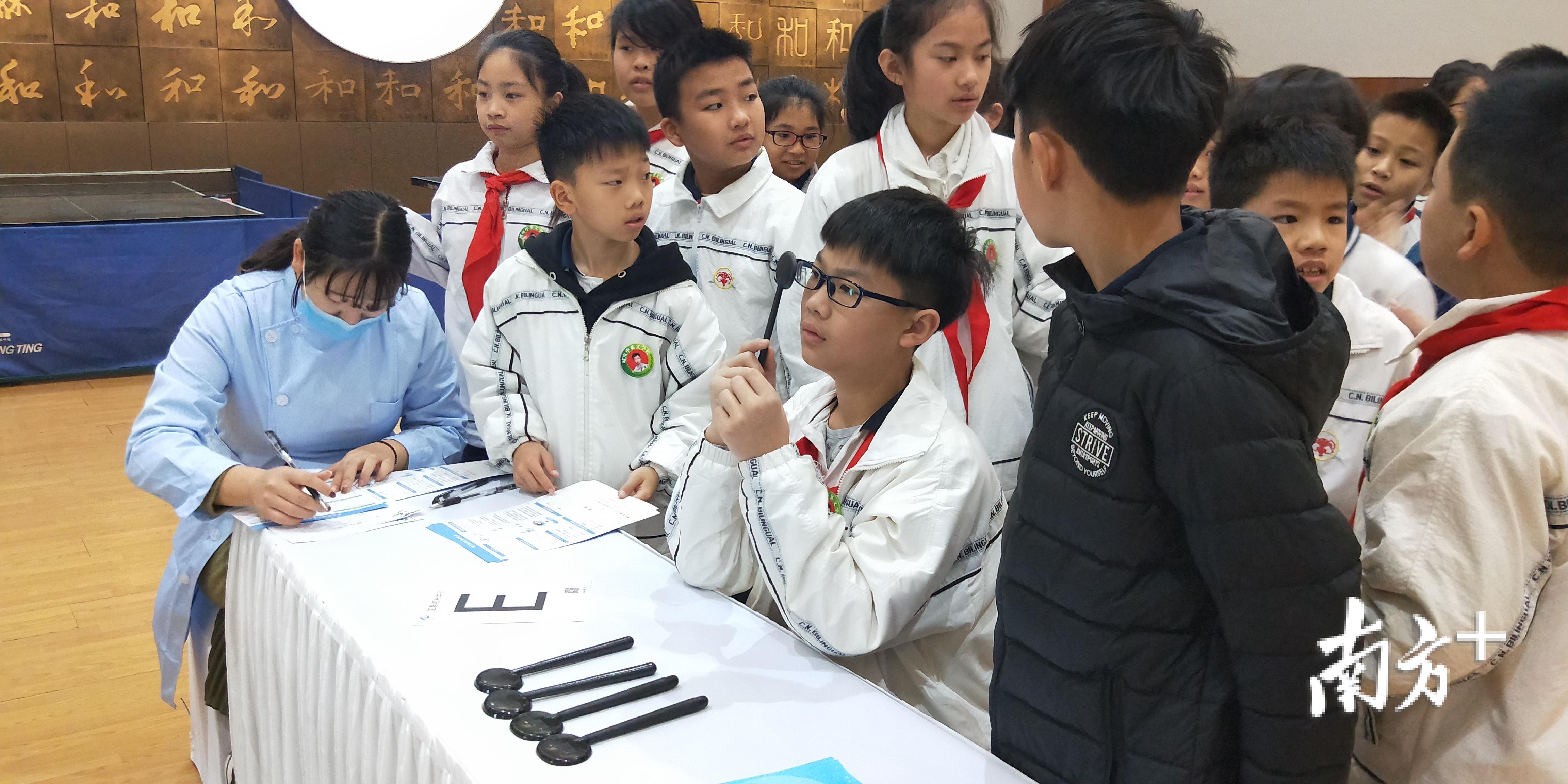 正在进行视力测试的小学生