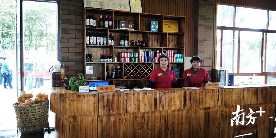 山庄工作人员。