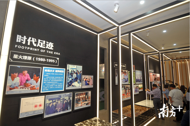 1月10日,位于佛山市禅城区南庄镇华夏陶瓷城的中国建陶小镇展示厅将正式开放。中国建陶小镇展示厅新先锋展区内展示了南庄建陶发展的时代足迹。南方+记者 戴嘉信 摄 1月10日,位于佛山市禅城区南庄镇华夏陶瓷城的中国建陶小镇展示厅将正式开放。中国建陶小镇展示厅新先锋展区内展示了南庄建陶发展的时代足迹。南方+记者 戴嘉信 摄
