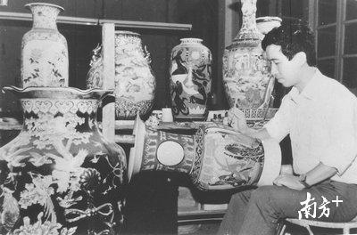 1990年，潮州陶瓷已成为工业支柱，图为潮州市彩瓷总厂技师在精心制作。图片来自网络