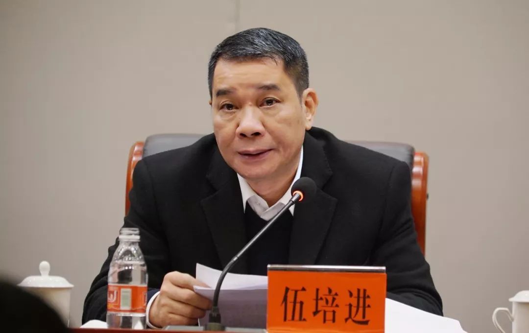 布丁播报今天上午,鹤山市召开干部大会,宣布广东省委,江门市委关于