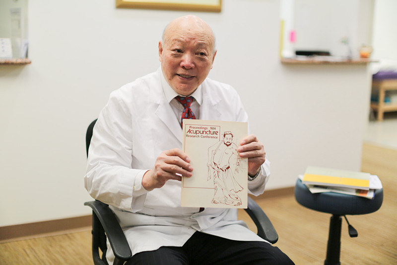 白宫补充替代医学医政委员会委员田小明。