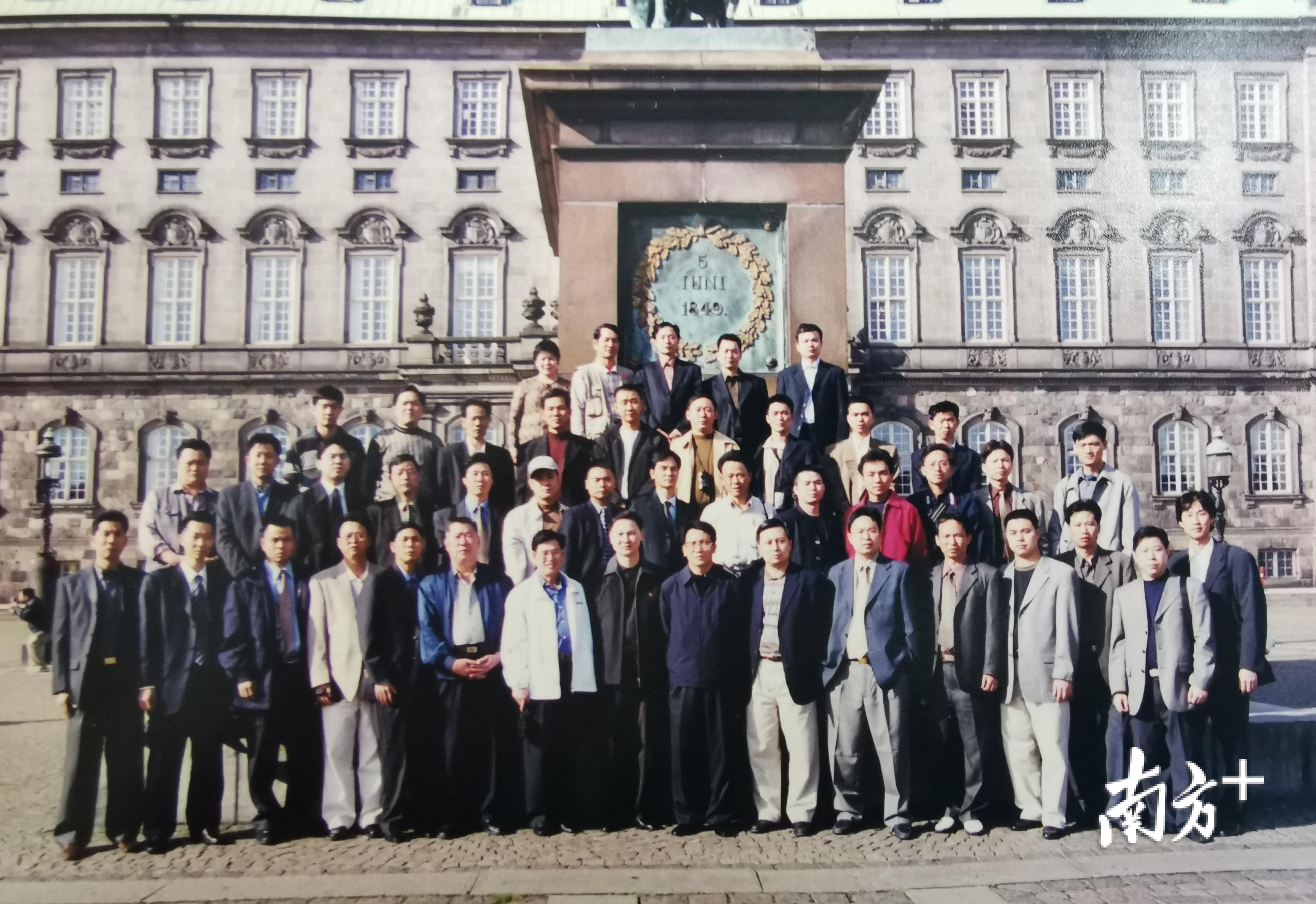 2001年，潮州企业代表组团赴瑞典调研。受访者供图