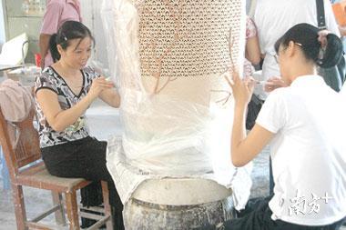 2004年，潮州市获得“中国瓷都”荣誉称号，大大激发了陶瓷工作者的创作热情。图为枫溪陶研所工作人员正在制作大型通雕瓷花瓶。卢宁锐摄