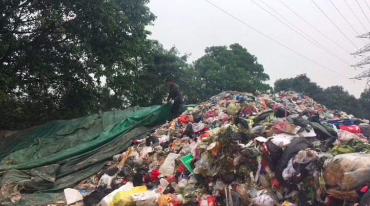 工作人员正在铺设帆布 工作人员正在铺设帆布