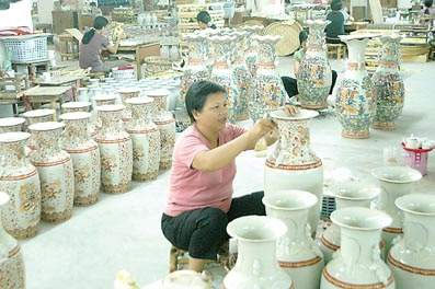 2004年，枫溪一陶瓷厂家工人紧张生产场面。图片来自网络