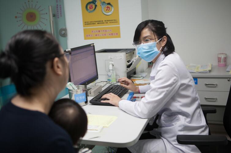 市儿童医院呼吸内科门诊医生在接诊患儿