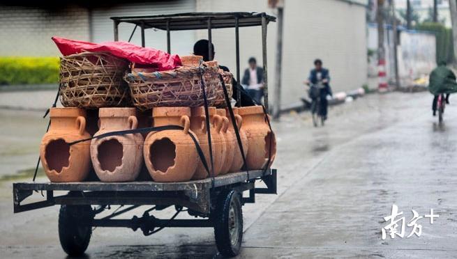 2012年，潮州市枫溪区，街上随处可见满载陶瓷品的小货车。图片来自网络