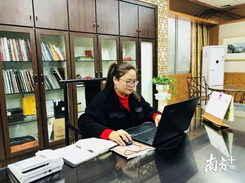 徐先兰在与外国客商进行网络交流，洽谈业务。受访者供图