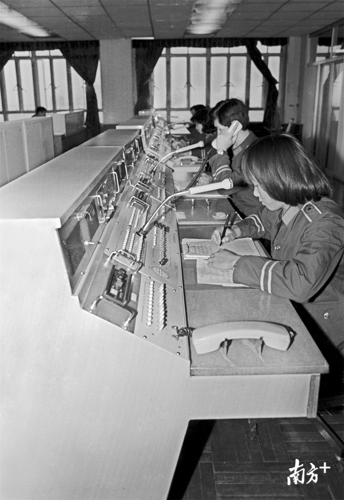 1986年，广州市公安局在全国率先开通110报警服务台。