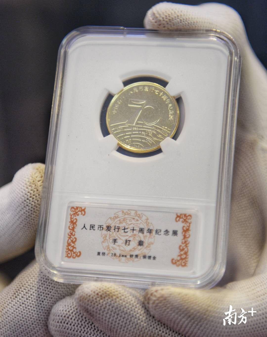 12.5公斤的金砖到底有多重？来“中国名片-人民币发行70周年纪念展”感受一下吧_南方plus_南方+