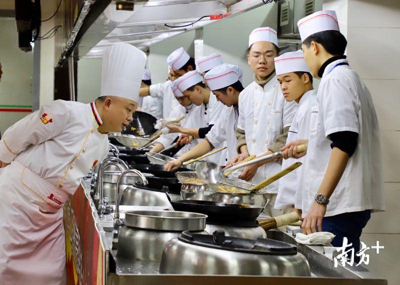 潮州市高级技工学校学生正在听取老师教学