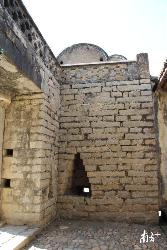 八角楼防御墙厚约1米左右,在各重要方位建有枪炮口。 八角楼防御墙厚约1米左右,在各重要方位建有枪炮口。