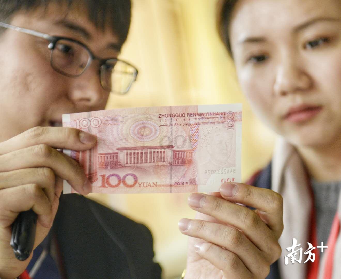 12.5公斤的金砖到底有多重？来“中国名片-人民币发行70周年纪念展”感受一下吧_南方plus_南方+