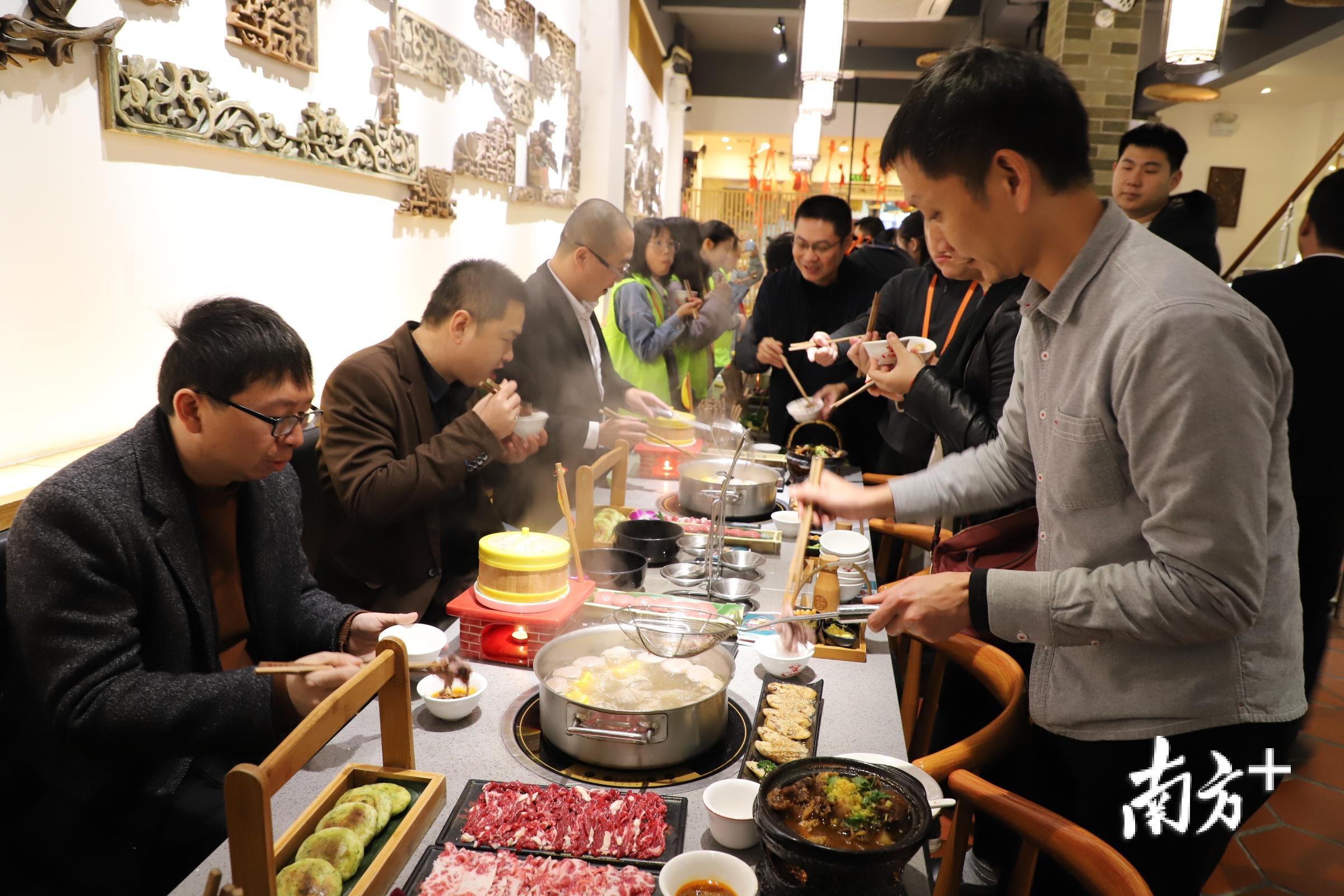 潮州牛肉火锅店的火爆气氛