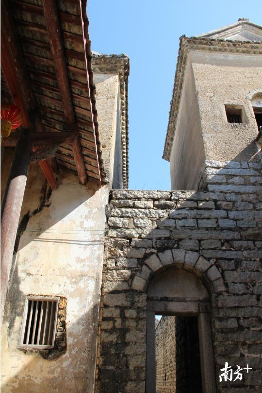 为防御外侵,四角楼外后加建坚固的石墙和角楼,衍变成八角楼。 为防御外侵,四角楼外后加建坚固的石墙和角楼,衍变成八角楼。