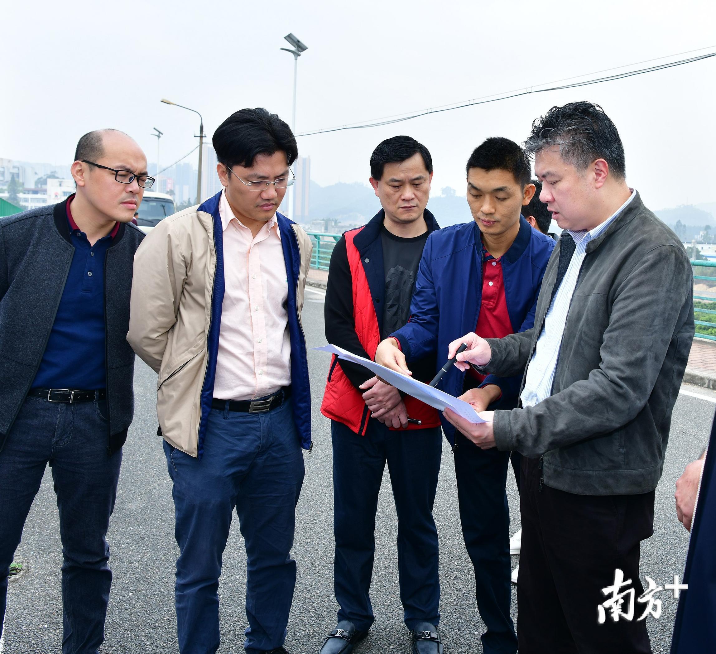 李天海(右一)详细了解TOD综合开发项目。李鄂摄。 李天海(右一)详细了解TOD综合开发项目。李鄂摄。