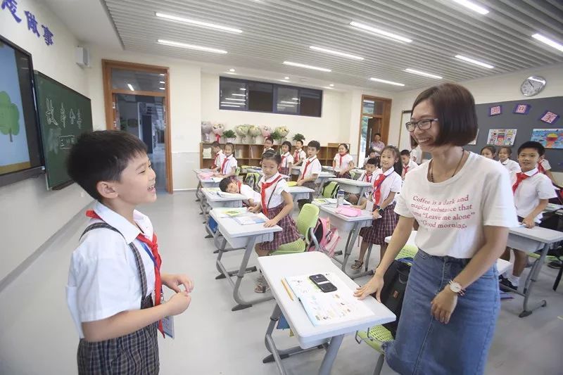 深圳市南山外国语学校滨海小学正在上课.