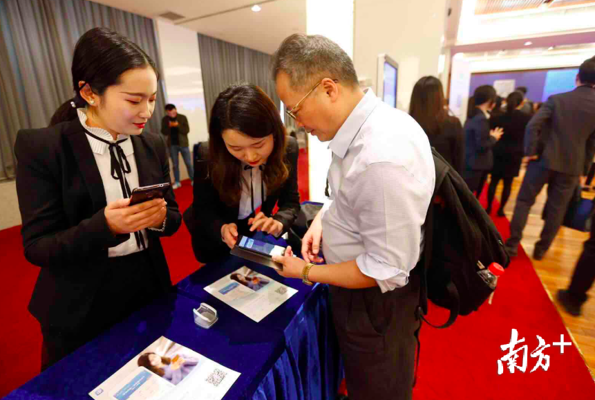 现场工作人员帮助市民安装“i深圳”APP。