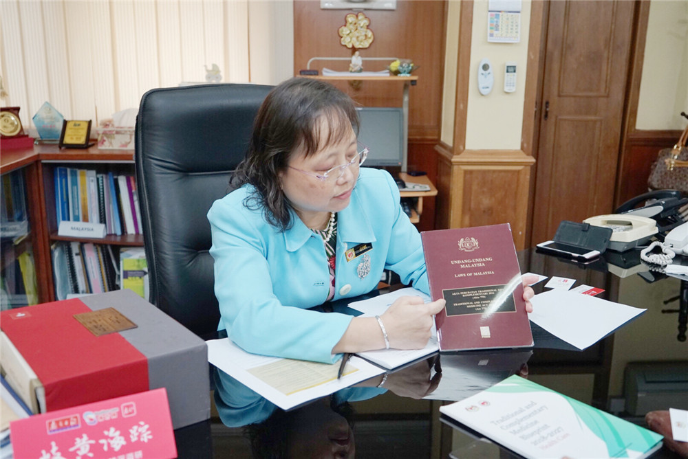 吴清顺向记者介绍马来西亚《传统与辅助医药法令》。