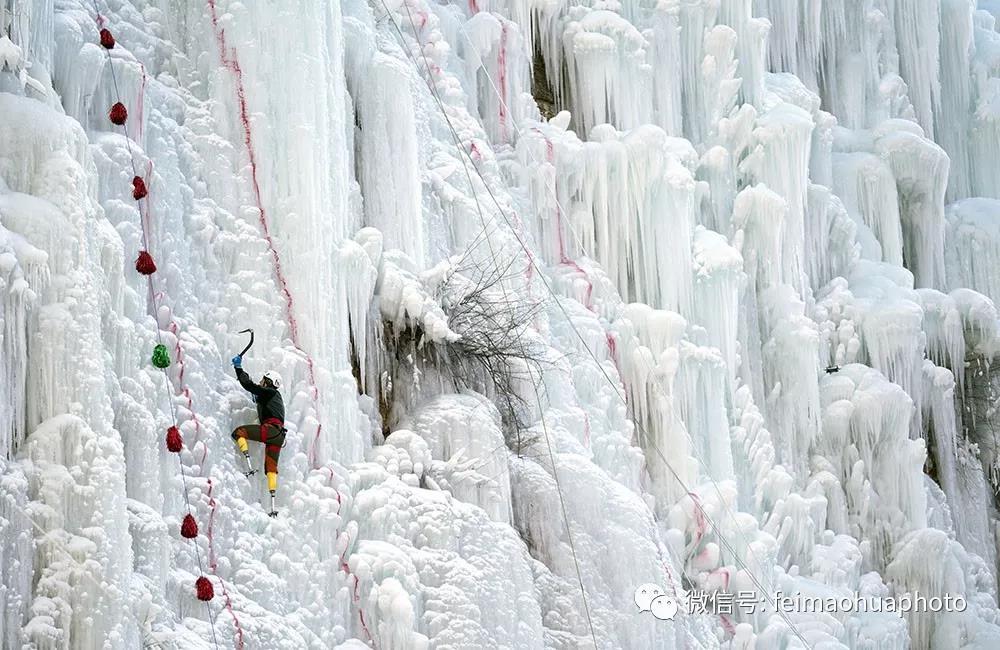 在全国攀冰锦标赛上一试身手的无腿登山家夏伯渝，4个月后，他成功登上珠穆朗玛峰，成为中国第一个依靠双腿假肢登上珠峰的人。