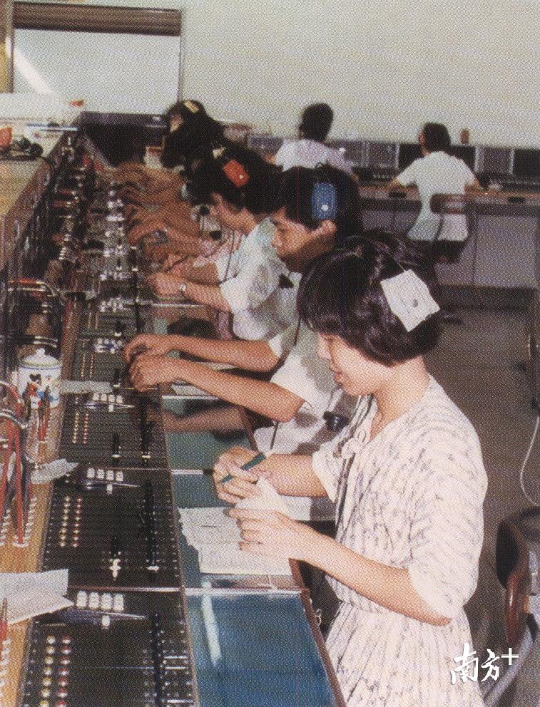 80年代初的人工长途台话务员在接转电话情况。