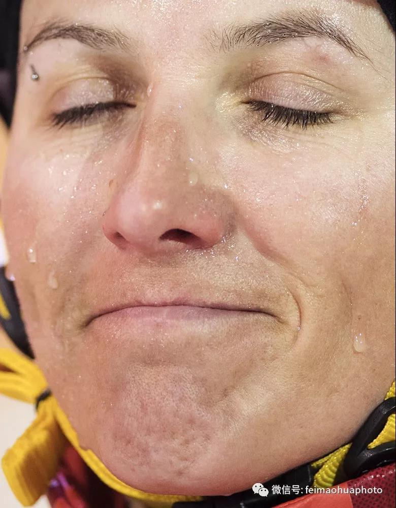 39岁的白俄罗斯老将特索帕。跟她同龄的有中国首位在冬奥会上获得雪上项目奖牌的徐囡囡——1998年长野冬奥会空中技巧项目银牌，2006年都灵冬奥会后退役。特索帕曾参加过3届冬奥会和四届世锦赛，但从未站上过领奖台！这次冬奥会，特索帕在第二跳落地时摔倒，从雪地上爬起来的时候，我看到她的脸上是雪？是泪？分不清！很多国外的运动员，他们的运动生涯能够持续得非常长！  