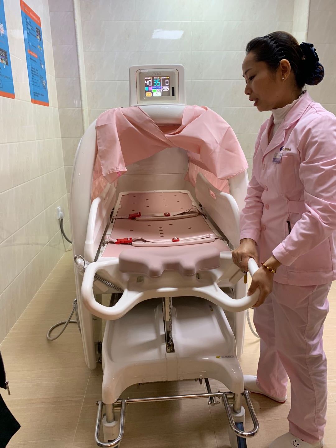 自动洗澡机处理二便机器人越秀新开这家养老院主打失能照护