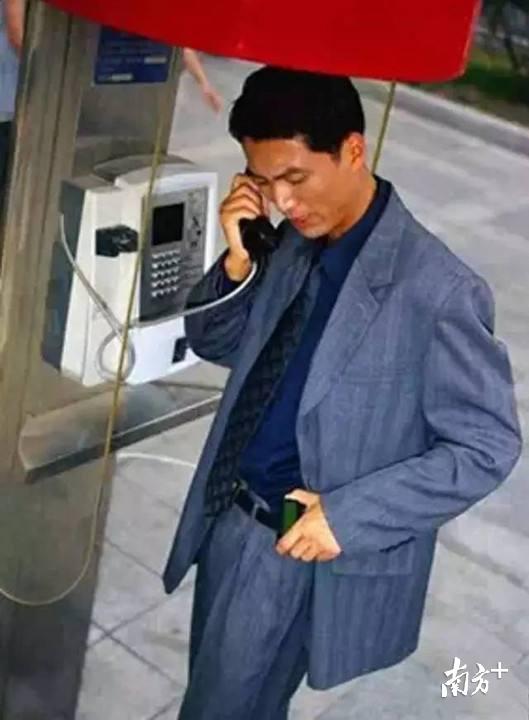 BB机的出现，加速了公用电话亭的建设。图片来自网络